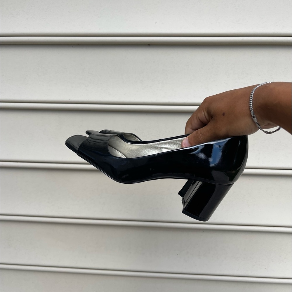 LIZ CLAIBORNE HEELS. CONDITION IS USED, LIGHTLY. SZ 7W.